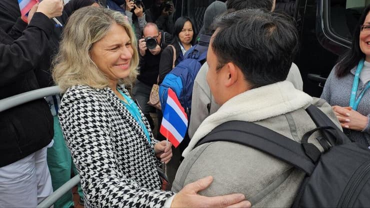 ד"ר אסנת לבציון-קורח, מנהלת המרכז הרפואי שמיר, נפרדת מאחד החטופים התאילנדים לפני חזרתו הביתה (צילום: רן עזר) חזרת חטופים תאילנדים לתאילנד מבית חולים שמיר אסף הרופא. בתצלום משמאל ד"ר לבציון-קורח אסנת, מנהלת המרכז הרפואי שמיר אסף הרופא וחטוף