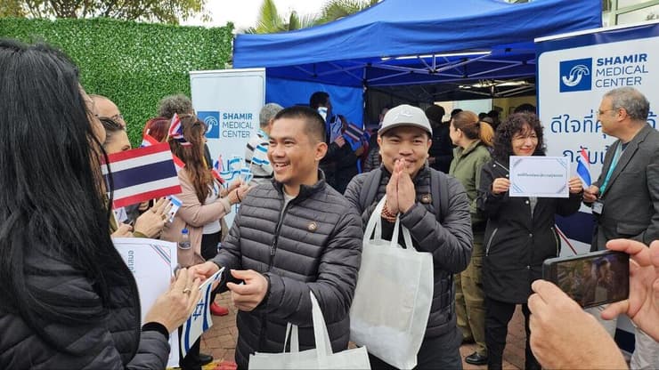 החטופים מתאילנד הוכרו באופן שווה עם 50% נכות וזכו לגמלה, מענקים וכיסוי מלא לטיפולים רפואיים – בתנאים זהים לחטופים מישראל (צילום: רן עזר) חזרת חטופים תאילנדים לתאילנד מבית חולים שמיר אסף הרופא