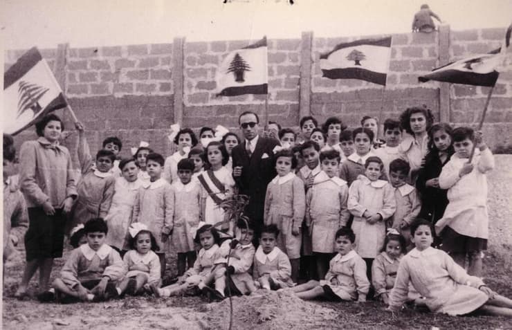 ט"ו בשבט בצידון, בבית ספר של אליאנס – כל ישראל חברים. ילדים יהודים מניפים דגלי לבנון