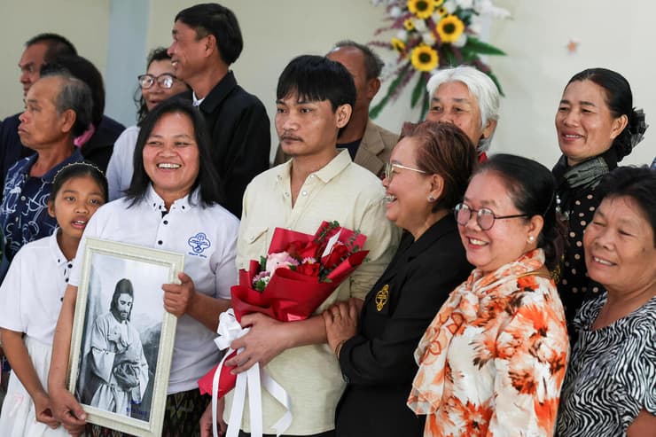 צילום: REUTERS/Chalinee Thirasupa סריאון וואטצ'ארא ששוחרר משבי חמאס בכפר ב תאילנד