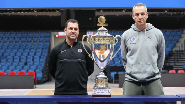 שיחזור של הגמר מהשנתיים הקודמות. קטש ואלון עם הגביע (צילום: אלכס קולומויסקי) קטש ואלון עם הגביע