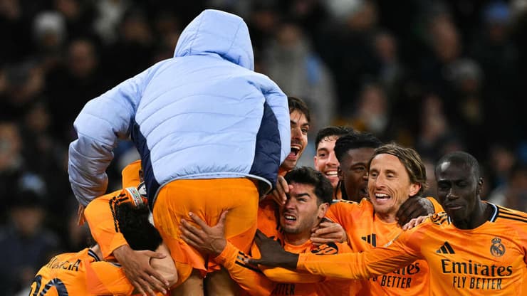 סיפקו עוד קלאסיקה. שחקני ריאל מדריד חוגגים (Oli SCARFF / AFP) שחקני ריאל מדריד חוגגים