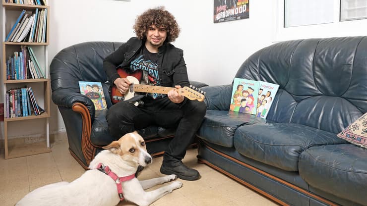 "מביעים את הרגשות שלנו בדרך שונה" (צילום: דנה קופל) דניאל עמית