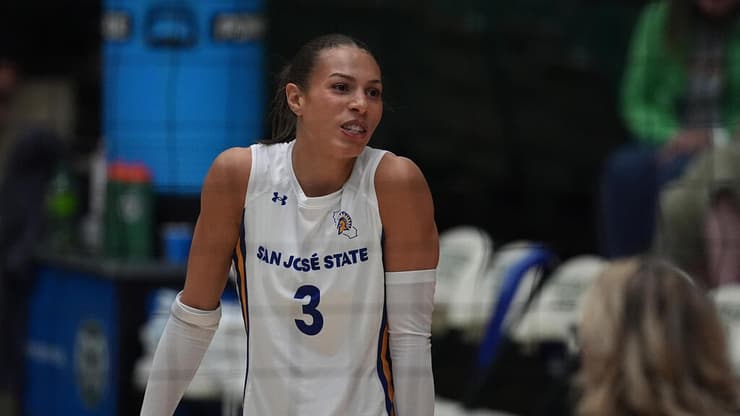 אפילו חברתה לקבוצה יצאה נגדה. בלייר פלמינג (AP Photo/David Zalubowski) בלייר פלמינג שחקנית כדורעף טרנסג'נדרית ארה"ב