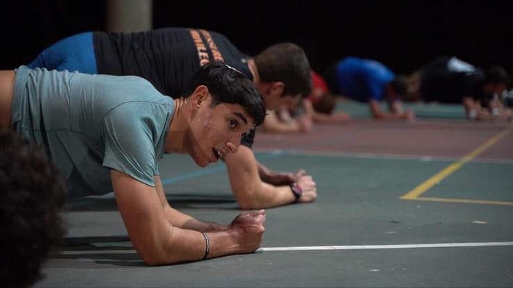 "אין להם מטרה להשתפר במובן הפיזי, כן בערכים" (אוריאל שאולזון) 5 אצבעות