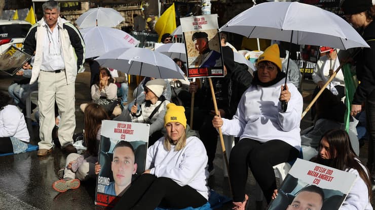 הפגנת משמרת 101 למען החזרת החטופים מול מעון רה"מ בהשתתפות משפחת אנגרסט