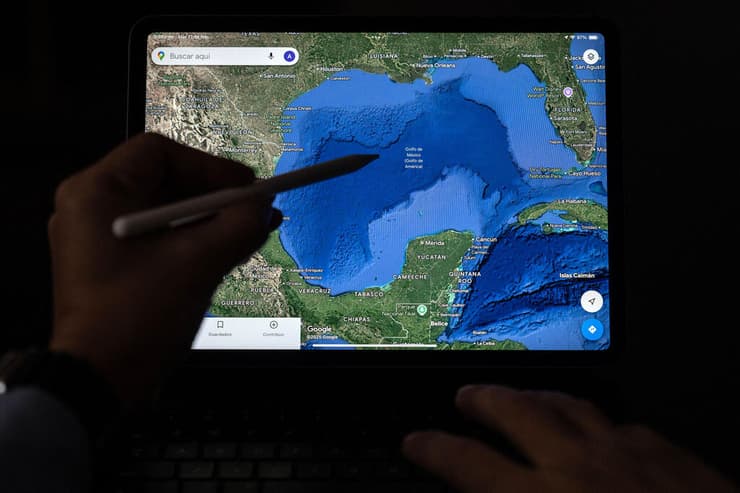 מפרץ מקסיקו מוצג לגולשים מתוך ארה"ב כ"מפרץ אמריקה" באפליקציית המפות Google Maps, בעקבות הצו של טראמפ (צילום: Luis ACOSTA / AFP) מפרץ מקסיקו מוצג כ מפרץ אמריקה ב גוגל מאפס