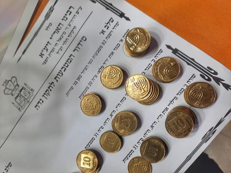 חלק מטקס "גלגולי שלג" כרוך במתן מטבעות לפי יחס מסוים בשביל התיקון