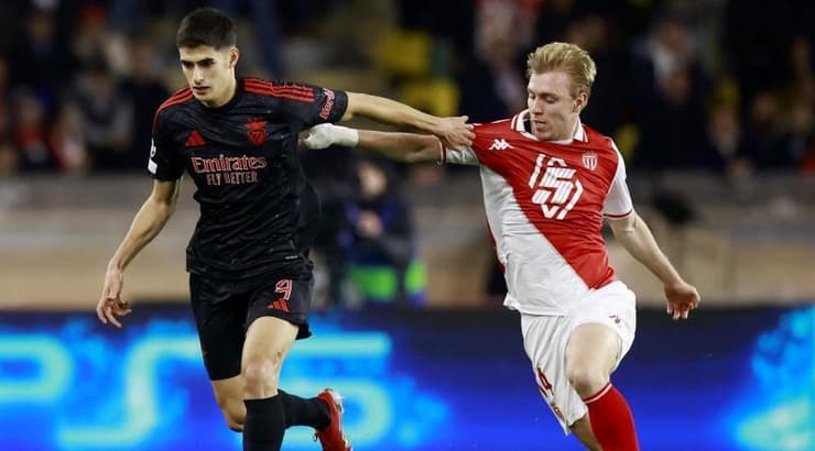 אנטוניו סילבה מול מיקה בירת' (רויטרס) אנטוניו סילבה מול מיקה בירת'