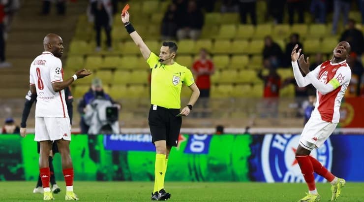 עלי אל-מוסראטי רואה את הכרטיס האדום (רויטרס) עלי אל-מוסראטי רואה את הכרטיס האדום