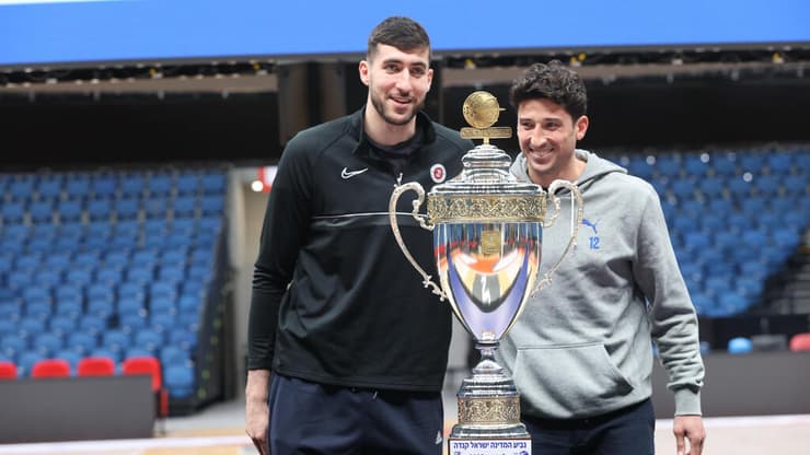 הקפטנים והגביע. דיברתולומאו וזוסמן (צילום: אלכס קולומויסקי) דיברתולומאו וזוסמן