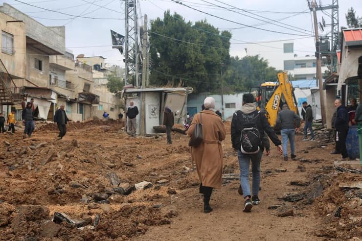 פלסטינים תושבי מחנה אלפארעה חוזרים לבתיהם עם נסיגת כוחות צה"ל