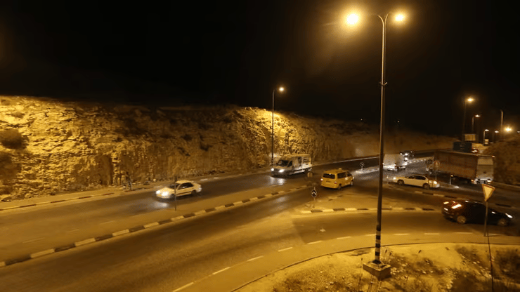 אזור המחסום בכניסה לכפר הפלסטיני חיזמא. נסלה הגיע עם סכין וחיפש יהודים (צילום: גיל יוחנן) אזור מחסום חיזמא