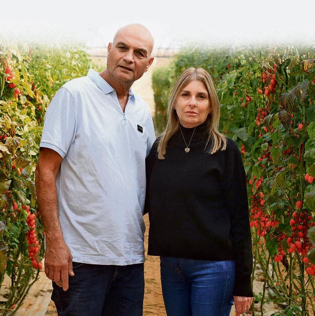 הוריו של טל, אורלי וציון, בחממות במושב מבטחים (צילום: מאיר אבן חיים) yk14259103