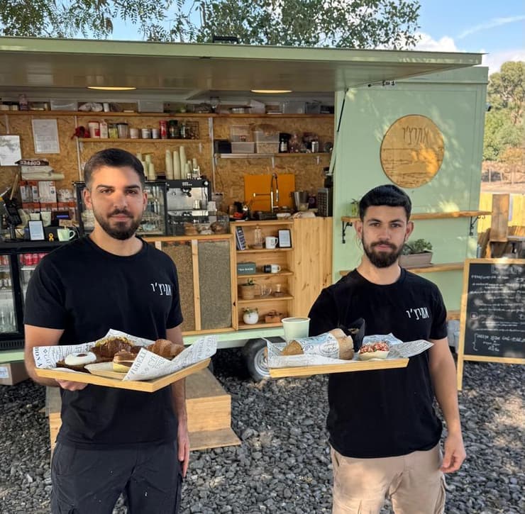 עמרי ועידן ליד עגלת הקפה (צילום: ארז דגן) עמרי ועידן ליד עגלת הקפה