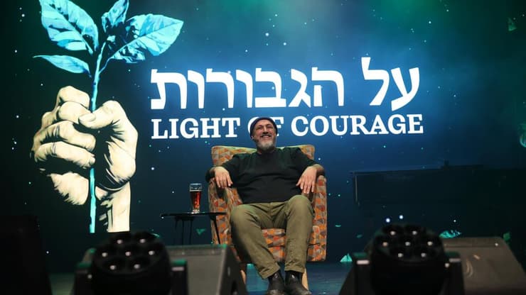 גולן אזולאי מגלם במופע ייחודי את דמותו האיקונית "פרקש" מהסדרה המיתולוגית טירונות