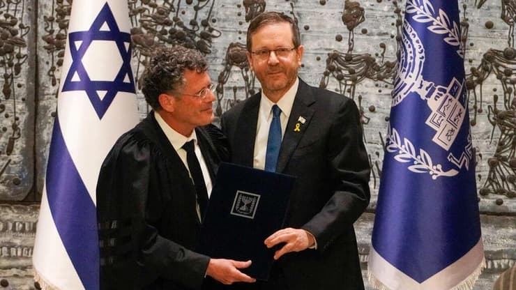 הנשיא הנכנס עמית מקבל את כתב המינוי מנשיא המדינה (צילום: שלו שלום) השבעת נשיא בית המשפט העליון הנכנס, יצחק עמית, בבית הנשיא