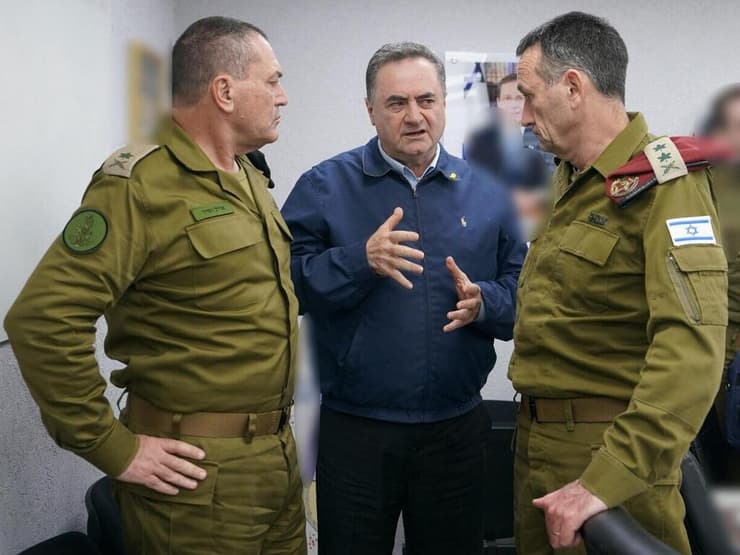 זמיר לצד הרמטכ"ל היוצא הלוי והשר כ"ץ (צילום: אריאל חרמוני, משרד הביטחון) שר הביטחון ישראל כ"ץ בהערכת מצב ביטחונית בפיקוד צפון