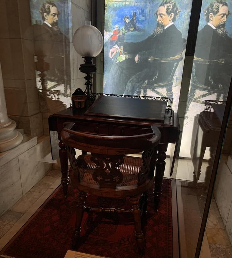 כאן הוא כתב הכל. השולחן של צ'ארלס דיקנס