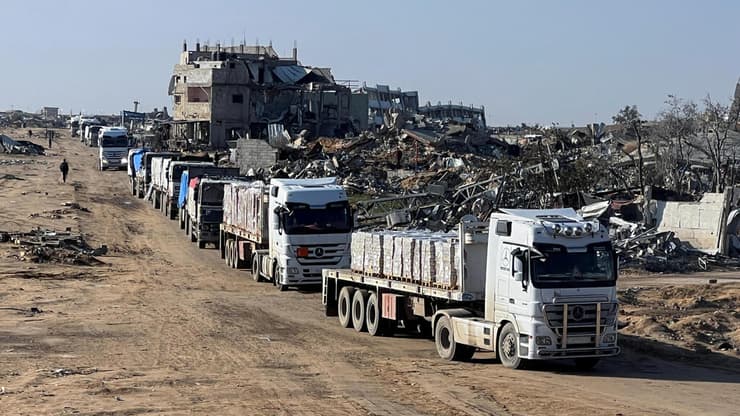 משאיות סיוע שנכנסו בשבוע שעבר דרך מעבר רפיח (צילום: REUTERS/Hussam Al-Masri) רפיח עזה משאיות סיוע הומניטרי
