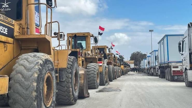משאיות עם קרוואנים במעבר רפיח