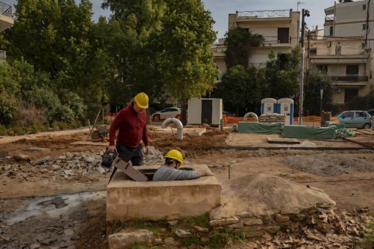 כריסטוס ג'ובאנופולוס (משמאל) נכנס לאגן שיקוע בחלנדרי