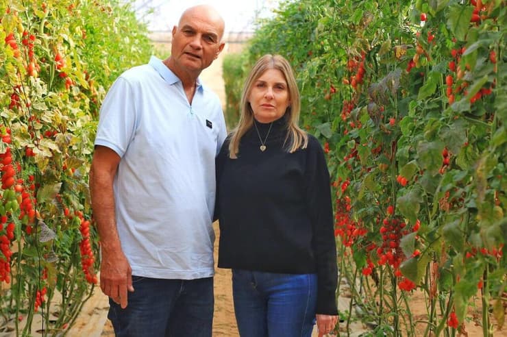 הורי של טל ממן, אורלי וציון, בחממות של מושב מבטחים