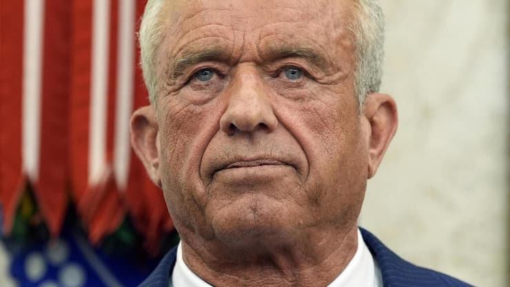 שר הבריאות של ארה"ב רוברט קנדי ג'וניור נשבע אמונים לצד טראמפ בבית הלבן