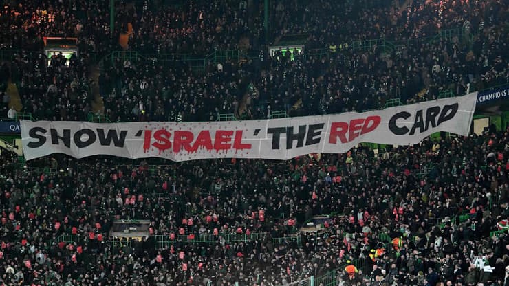 אוהדי סלט קוראים "להראות לישראל כרטיס אדום"
(ANDY BUCHANAN / AFP) השלט של אוהדי סלטיק נגד ישראל