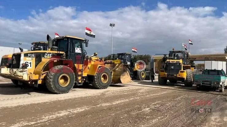 משאיות עם קרוואנים במעבר רפיח