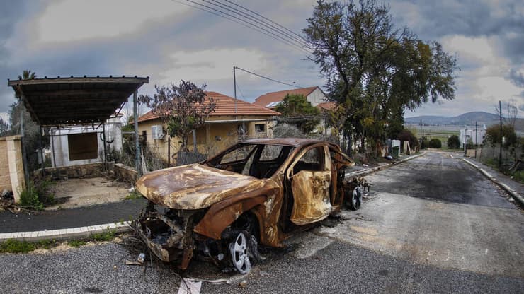 רכב שרוף במטולה ותשתיות שעדיין לא תוקנו (צילום: גיל נחושתן) רכב שרוף במטולה