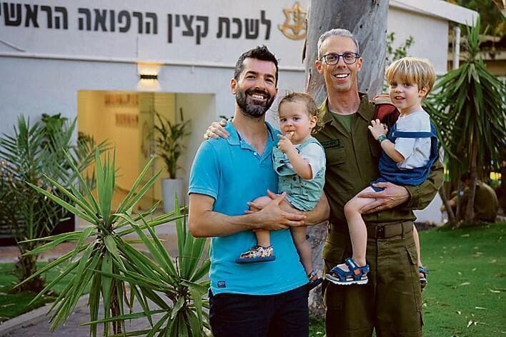 תא"ל ד"ר זיוון אביעד-בר עם בן זוגו ארז וילדיו