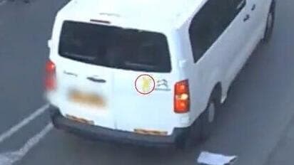סמל החטופים על הרכב שהסיע את המחבל (צילום: דוברות המשטרה ) תיעוד מפיגוע הדקירה ברחוב מקוה ישראל בתל אביב