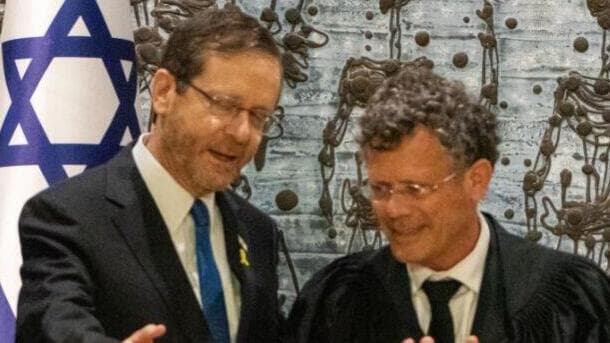 עמית והרצוג. בקואליציה עוסקים גם בשכר שלהם (צילום: שלו שלום) טקס השבעת נשיא בית המשפט העליון הנכנס, יצחק עמית, בבית הנשיא