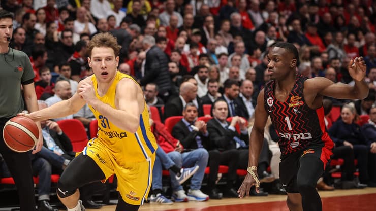 שחקן מכבי ת"א רוקאס יוקובאיטיס מול שחקן הפועל ירושלים ג'ארד הארפר