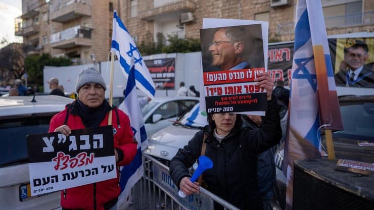 הפגנה של תנועת אם תרצו נגד מינויו של יצחק עמית לנשיא העליון, בעת טקס השבעתו