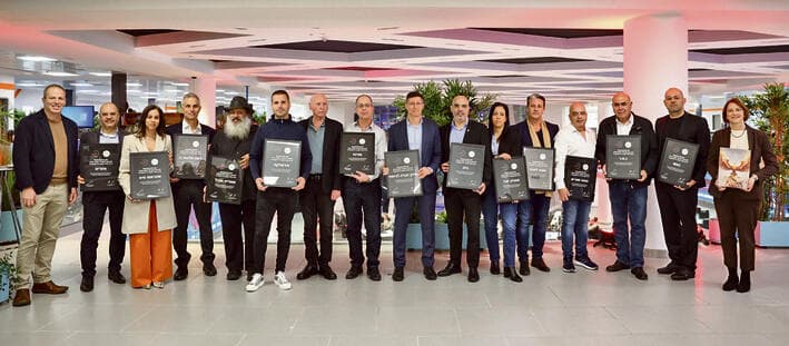 בתמונה, מימין לשמאל: אתי עמיעד מבעלי Superbrands ישראל; מוטי אנקרי, MAC; נחשון קיויתי, בעלים ויו"ר ב.ס.ר; אבי שומר מנכ"ל צומת ספרים; אורן רווח מנכ"ל קבוצת אסתי לאודר; יפעת קסוטו מנכ"לית מועדון חבר; ניר דוד מנכ"ל בזק; שרון רייך מנכ"ל איילון חברה לביטוח; רונן בר שלום מנכ"ל עמינח; אמנון שוורץ יו"ר ומבעלי עמינח; תומר בן חמו מנכ"ל אירופלקס; ירון אנג'ל מנכ"ל מאפיית אנג'ל; שלומי טחן מנכ"ל רשת מלונות דן; שמרית ורשובר מנכ"לית שטראוס מים ישראל; ערן ענבים מנכ"ל אזורים ליוינג; ערן יסעור מנכ"ל ובעלים Superbrands. (צילום: דנה קופל) yk14260430