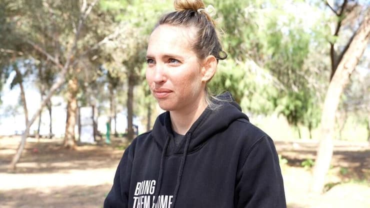 ראיון עם ימית אשכנזי, אחותה של החטופה ששוחררה דורון שטיינברכר באירוע מסדר הדר באנדרטת חץ שחור, מפלסים