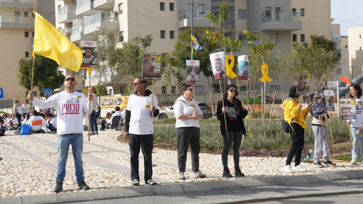 מפגינים בכרמי גת למען החזרת החטופים (צילום: תומר שונם הלוי ) הפגנת משמרת 101 למען החזרת החטופים בכרמי גת בהשתתפות מכבית מאייר דודה ויעל אדר אמו של תמיר אדר ז״ל