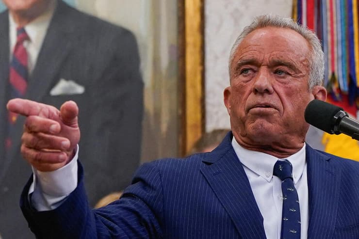 "שמח מאוד להודיע שהחיסון לקורונה לילדים בריאים ולנשים בהיריון בריאות הוסר מלוח ההתחסנויות". שר הבריאות האמריקני רוברט פ' קנדי ג'וניור (צילום: REUTERS / Nathan Howard) שר הבריאות האמריקני רוברט פ' קנדי ג'וניור בבית הלבן בעת השבעתו