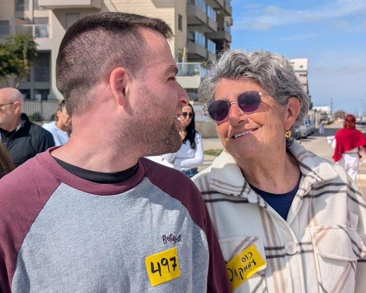 עדינה משה ובר גורן ( צילום: תניא ציון וולדקס ) הפגנת משמרת 101 למען החזרת החטופים בכרמי גת בהשתתפות מכבית מאייר דודה ויעל אדר אמו של תמיר אדר ז״ל