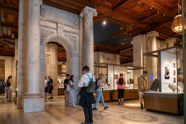 מבקרים בתערוכה