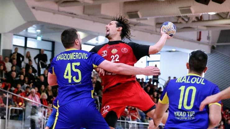 הוביל את הפועל ראשל"צ לניצחון יוקרתי וחשוב. אמיר שניידר (צילום: הדר ואן קולא, איגוד הכדוריד) שחקן הפועל ראשל"צ אמיר שניידר מול מכבי ראשל"צ