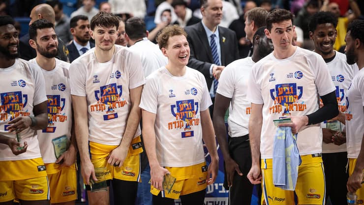 שחקן מכבי ת"א רוקאס יוקובאיטיס עם רפי מנקו, ג'ייק כהן, טרביון וויליאמס, רומן סורקין