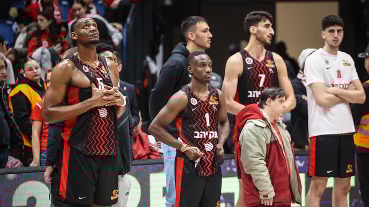 ערב התקפי נוראי. שחקני הפועל ירושלים מאוכזבים (צילום: עוז מועלם) שחקן הפועל ירושלים ג'ארד הארפר עם אוסטין וויילי