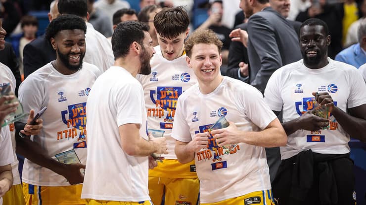 שחקן מכבי ת"א רוקאס יוקובאיטיס עם רפי מנקו, מריאל שאיוק, טרביון וויליאמס, רומן סורקין