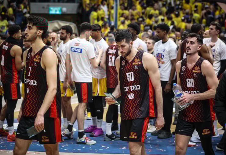 הישראלים עם 19 נקודות משותפות. יובל זוסמן עם אור קורנליוס וגבי צ'צ'אשווילי (צילום: עוז מועלם) שחקן הפועל ירושלים יובל זוסמן עם אור קורנליוס גבי צ'צ'אשווילי