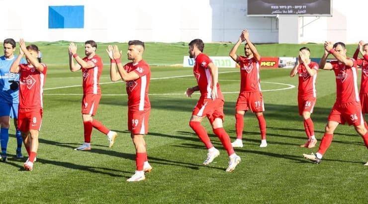 שחקני הפועל תל אביב מודים לקהל (שחר גרוס) שחקני הפועל תל אביב מודים לקהל