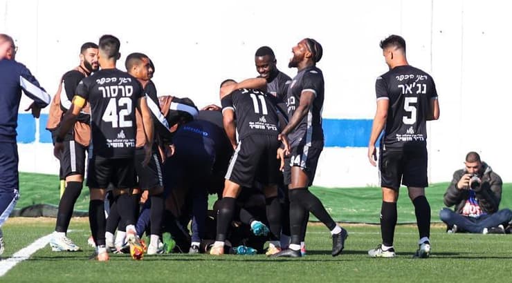 שחקני כפר קאסם חוגגים (שחר גרוס) שחקני כפר קאסם חוגגים