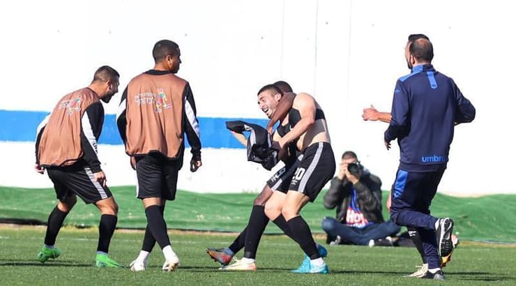 שחקני כפר קאסם בעננים (שחר גרוס) שחקני כפר קאסם בעננים